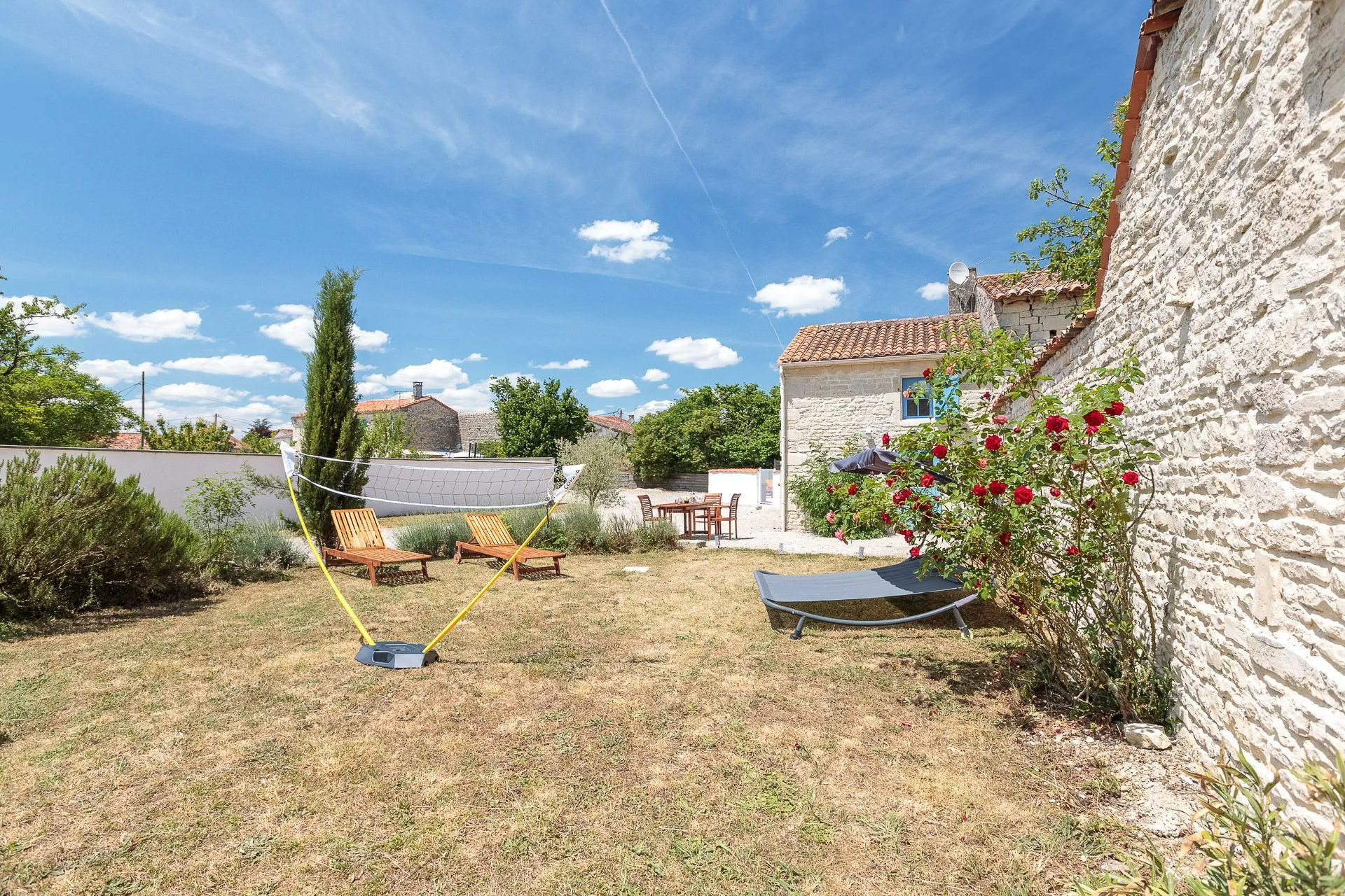 Vaste jardin arboré et pelouse pour activités de plein air à Villeneuve-la-Comtesse